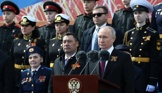 Зі сльозами на очах: як 9 травня перетворили на культ людо­жерського племені