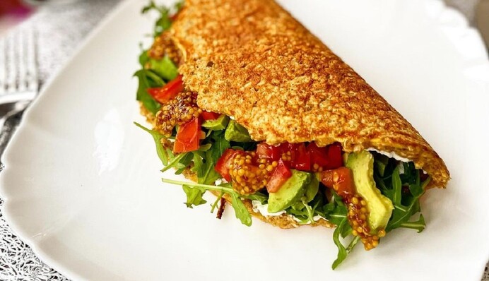 Рецепт замість піци на сковороді: як приготувати сирний млинець з начинкою