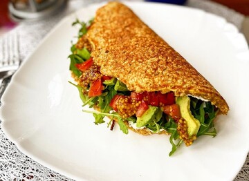 Рецепт замість піци на сковороді: як приготувати сирний млинець з начинкою