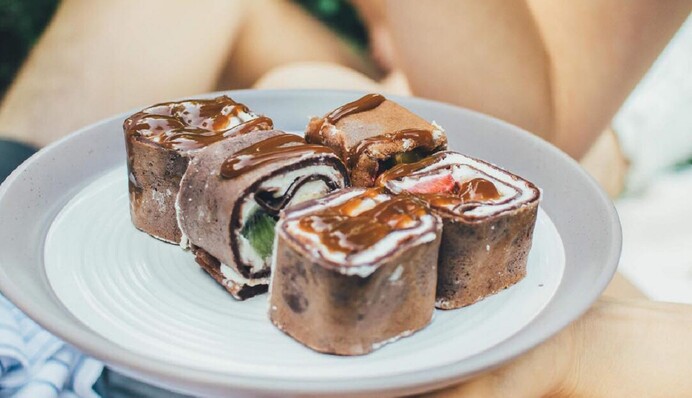 Как приготовить сладкие роллы из блинов: простой рецепт популярного десерта
