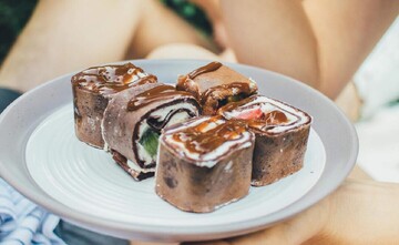 Как приготовить сладкие роллы из блинов: простой рецепт популярного десерта