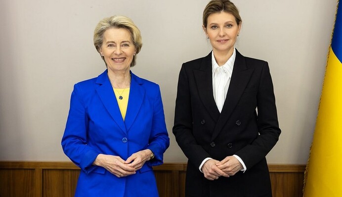 Олена Зеленська у чорному костюмі і смугастій сорочці зустрілася з Урсулою фон дер Ляєн: фото