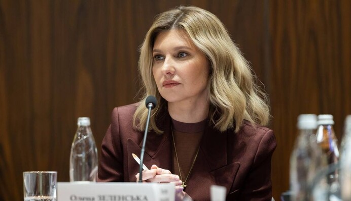 Елена Зеленская в шоколадном костюме и с волнистыми волосами обсудила права женщин: фото
