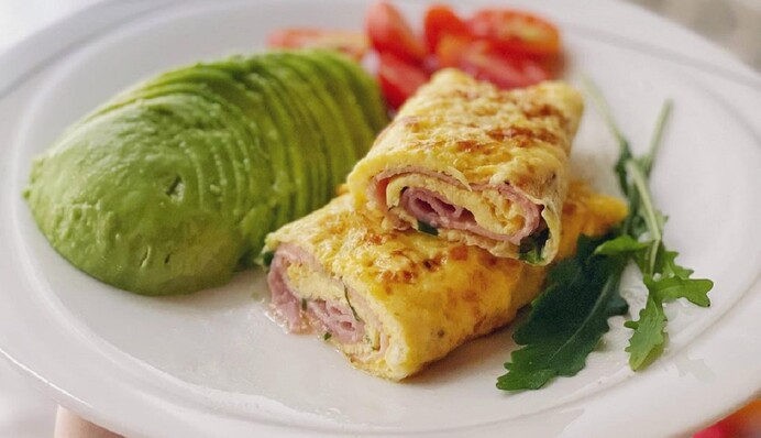 Сытный перекус на сковороде: рецепт омлета с ветчиной, сыром и зеленью