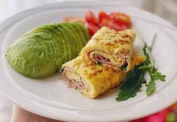 Сытный перекус на сковороде: рецепт омлета с ветчиной, сыром и зеленью