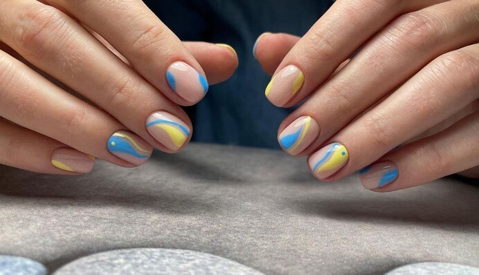 Десять свежих идей патриотического маникюра в желто-голубых цветах: фото