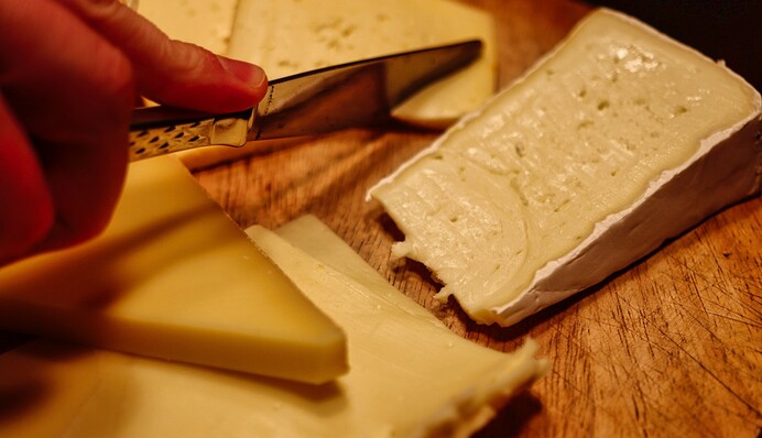 Як рівно нарізати сир однаковими трикутниками: кулінарний лайфхак