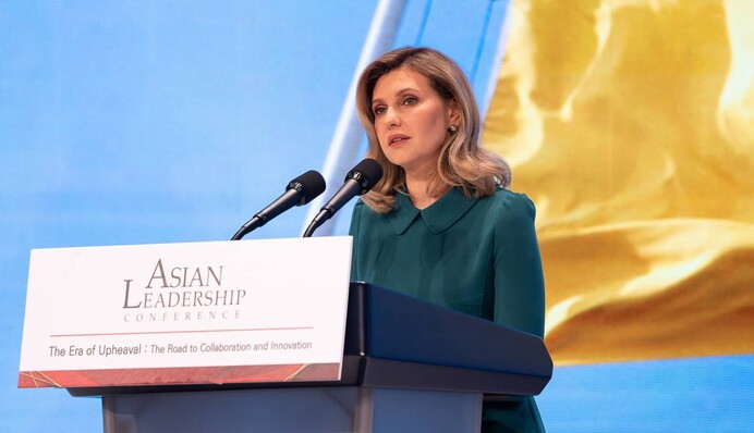 Олена Зеленська у бірюзовій сукні виступила на конференції в Сеулі: фото