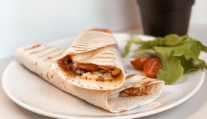 Обід за 10 хвилин: як приготувати соковитий рол з куркою в лаваші