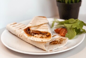 Обед за 10 минут: как приготовить сочный ролл с курицей в лаваше