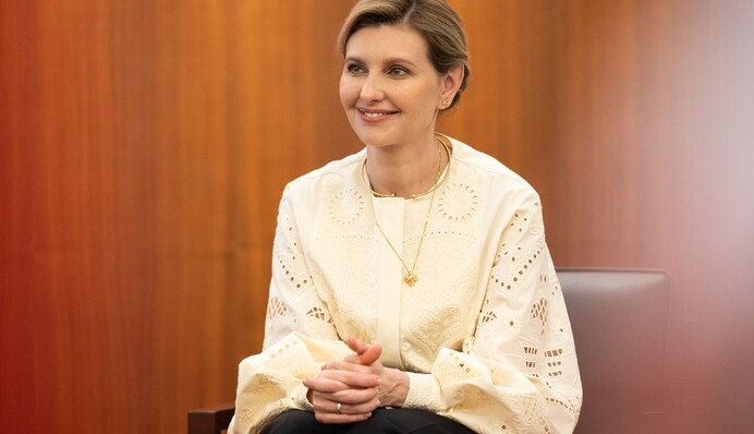 Елена Зеленская в ажурной белой рубашке поздравила украинцев с Днем вышиванки: фото