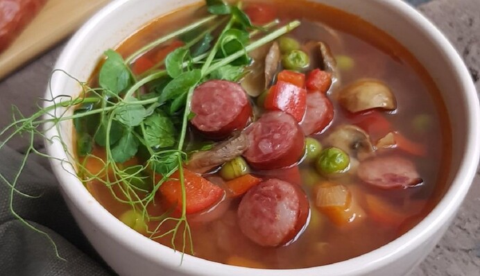 Конкурент классической солянки: как приготовить пикантный суп с колбасой