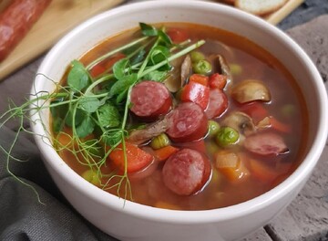 Конкурент классической солянки: как приготовить пикантный суп с колбасой