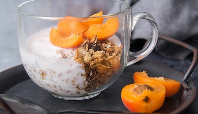 Ночная овсянка стала модным завтраком: как приготовить ее в холодильнике