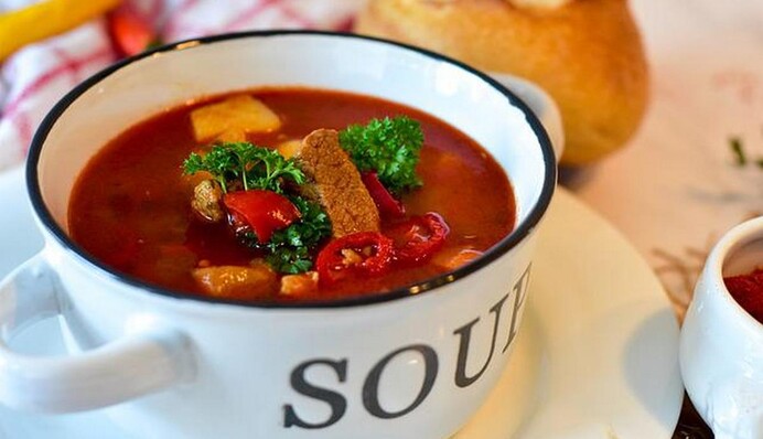 Закарпатський бограч легко приготувати в домашніх умовах: як це зробити на плиті