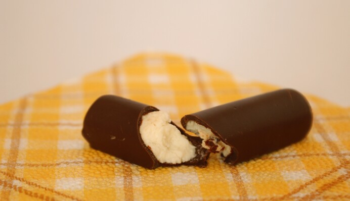 Сырки в шоколадной глазури можно приготовить дома: как это сделать