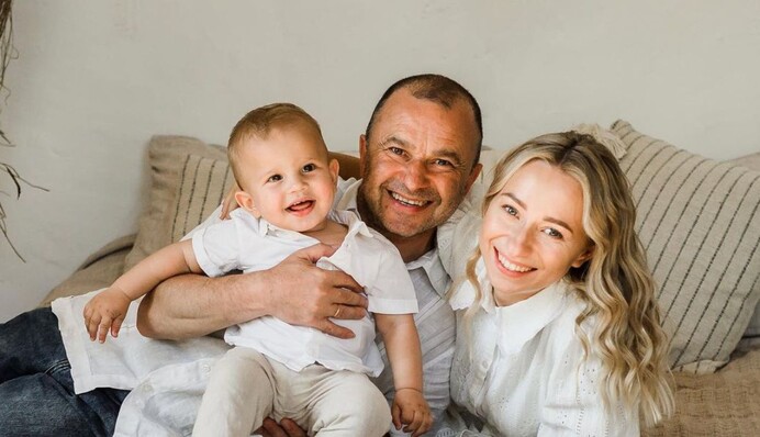 Дружина Віктора Павліка заперечила, що у співака назавжди забрали скандальну спецперепустку