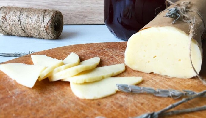 Твердый сыр можно приготовить дома: как сделать его из молока и сметаны