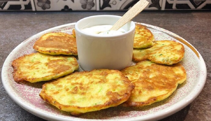 Любимый рецепт на лето: как приготовить оладьи из кабачков без лишнего масла