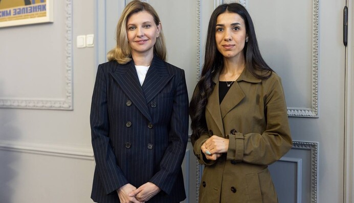 Олена Зеленська у смугастому костюмі зустрілася з лауреаткою Нобелівської премії миру: фото