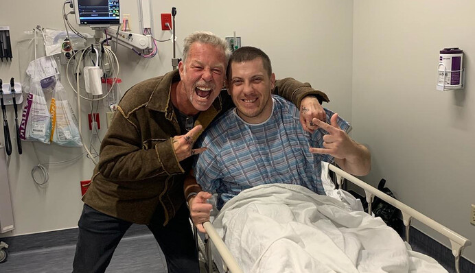 Соліст Metallica Джеймс Гетфілд відвідав поранених українських бійців у лікарні: фото