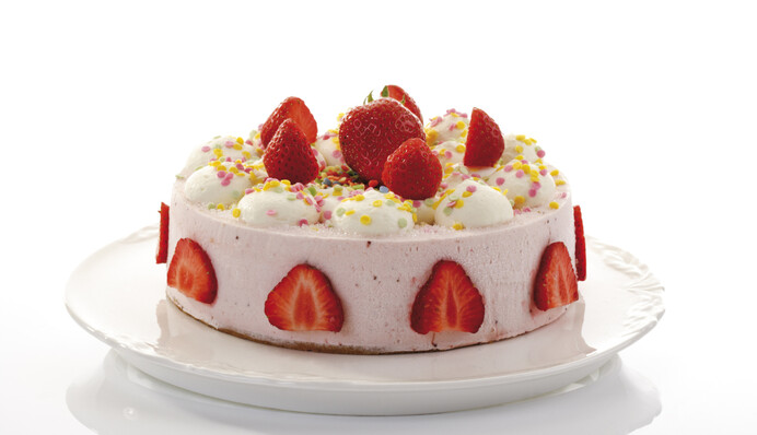 Торт-суфле, прикрашений полуницею: як приготувати ніжний десерт з ягодами