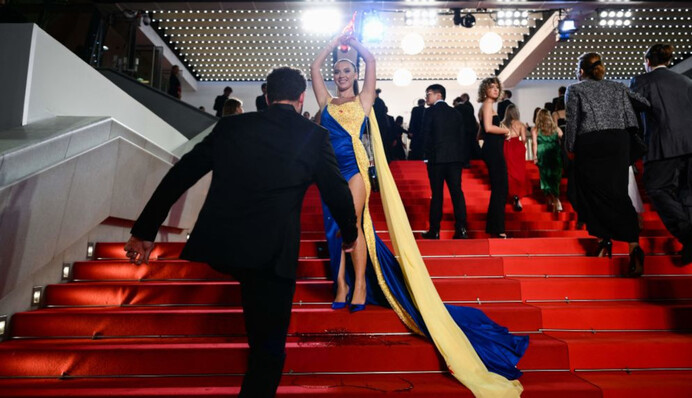 Охорона Каннського кінофестивалю грубо виштовхала українку, яка влаштувала акцію проти росіян