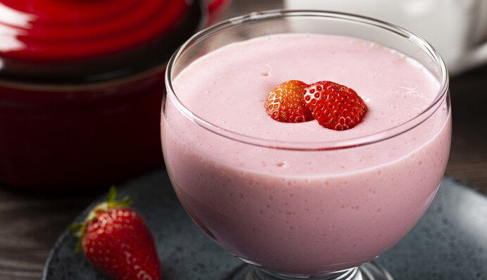 Легкий сезонный десерт: как приготовить клубничный мусс с йогуртом
