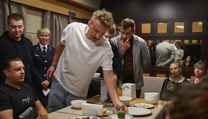 Урсула фон дер Ляєн завжди замовляє форель, а Борис Джонсон - сирники - Євген Клопотенко