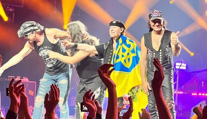 Группа Scorpions развернула флаг Украины на концерте в Берлине: фото