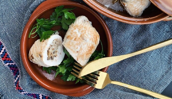 Смачна страва з курячого філе: як приготувати крученики з оливками та сиром