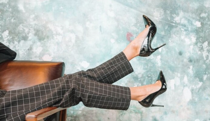 Как не стоит носить обувь на каблуке летом: эксперт назвал распространенные ошибки