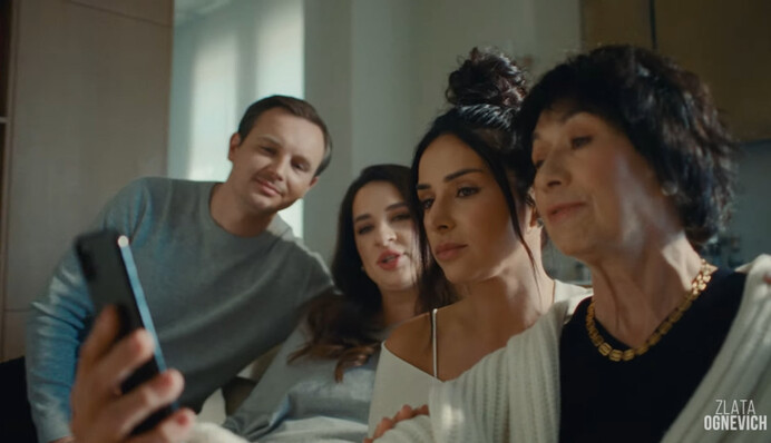 Злата Огневич показала родителей и беременную сестру в новом клипе 
