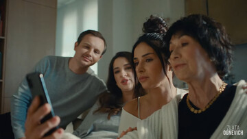 Злата Огневич показала родителей и беременную сестру в новом клипе 