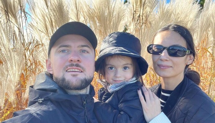 Неподалік від нашого будинку: репер Ярмак показав 3-річну дочку на тлі збитої російської ракети