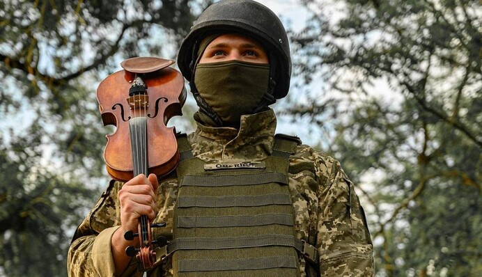 Сильные слова и музыка: держсекретар США Блинкен восхитился украинским скрипачом из ВСУ