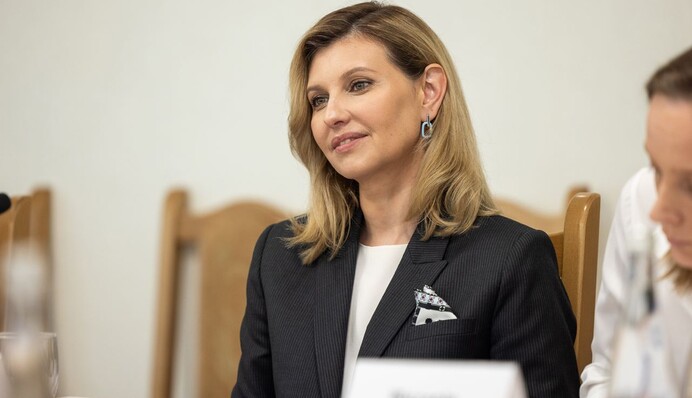 Олена Зеленська у смугастому костюмі і модних лоферах побувала у Борисполі: фото