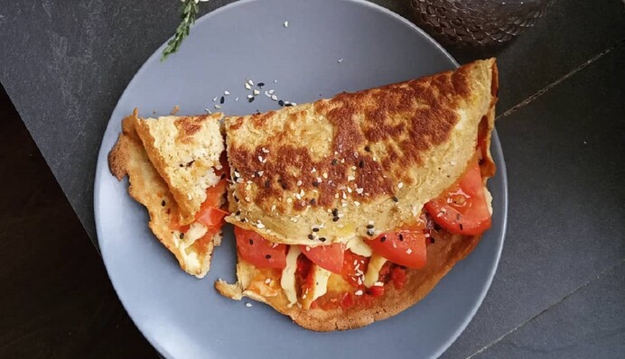 Рецепт корисного сніданку: як приготувати вівсяномлинець з яйцем і томатами