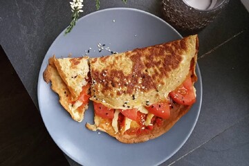 Рецепт корисного сніданку: як приготувати вівсяномлинець з яйцем і томатами