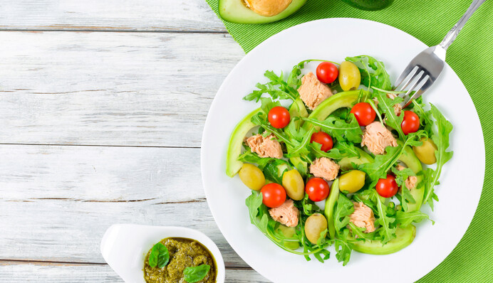 Как вкусно приготовить салат с тунцом: рецепт с авокадо и оливками