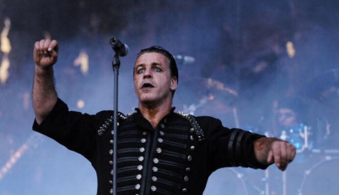 Тилль Линдеманн на концерте Rammstein поблагодарил зал на русском и упал со сцены: видео