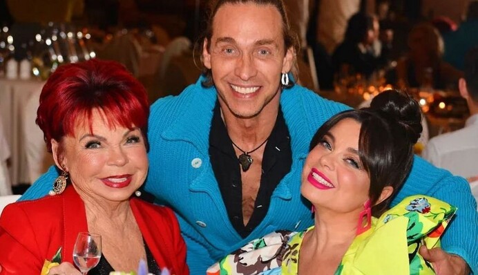 Підтримувала Україну лише на словах: мама Наташі Корольової засвітилася в Росії