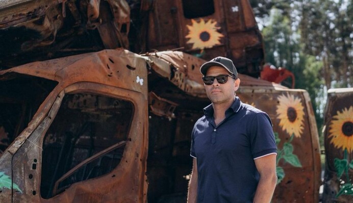 Подсолнухи – символ надежды: актер Миша Коллинз показал последствия российской агрессии в Украине