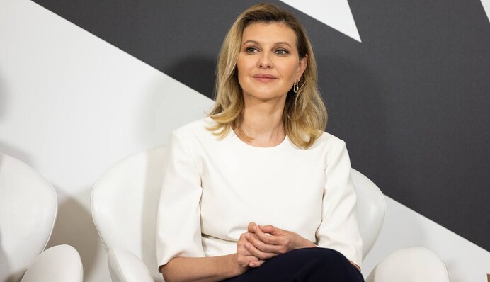 Елена Зеленская в вышитой блузе и модных зауженных брюках посетила выставку: фото