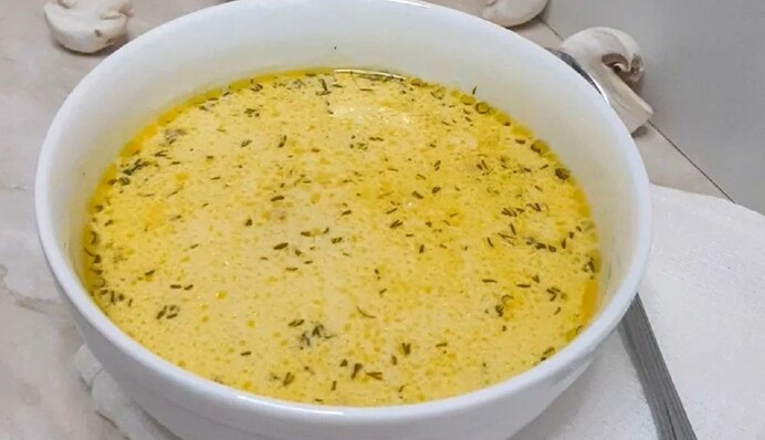 Смачна страва на обід: як приготувати вершковий суп з мисливськими ковбасками