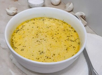 Вкусное блюдо на обед: как приготовить сливочный суп с охотничьими колбасками