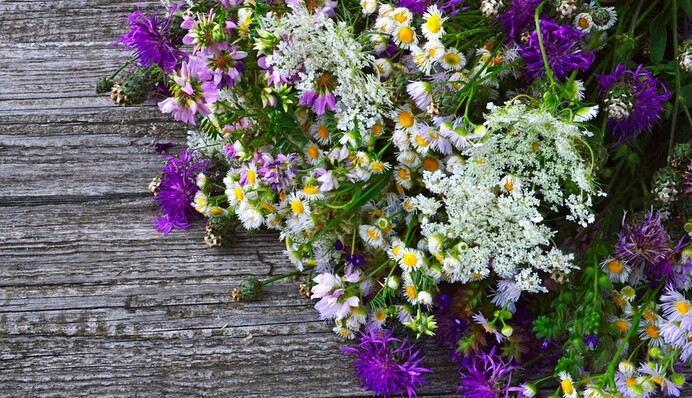 Клечання на Трійцю: які рослини збирають у букет і несуть у церкву на Зелені свята