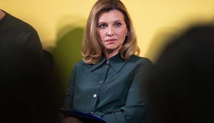 Елена Зеленская в изумрудной блузе посетила открытие детской зоны на вокзале в Киеве