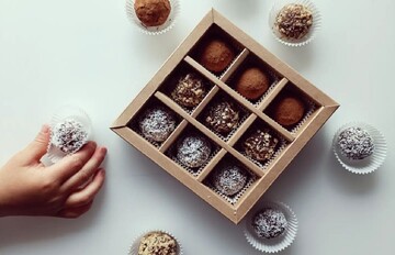 З горіхами і сухофруктами: як приготувати смачні домашні цукерки без цукру