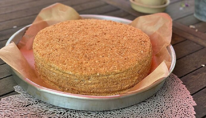 Медовик зі сметанним кремом – класичний торт: як його приготувати